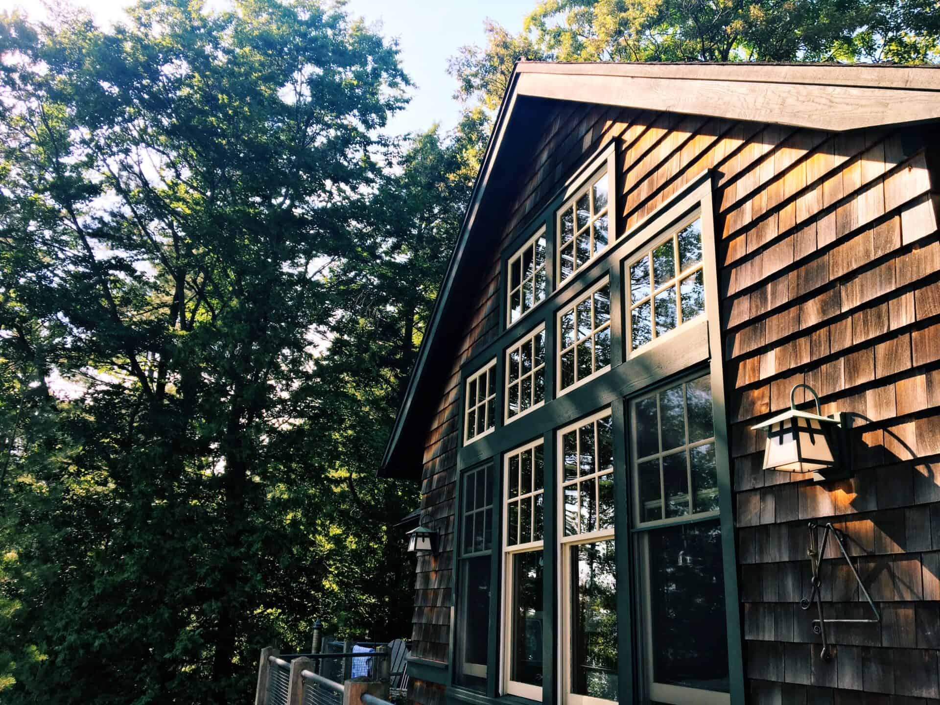 14 Welcoming, Pet-Friendly Airbnb & VRBO Cabins In Vermont - Doggy Check In