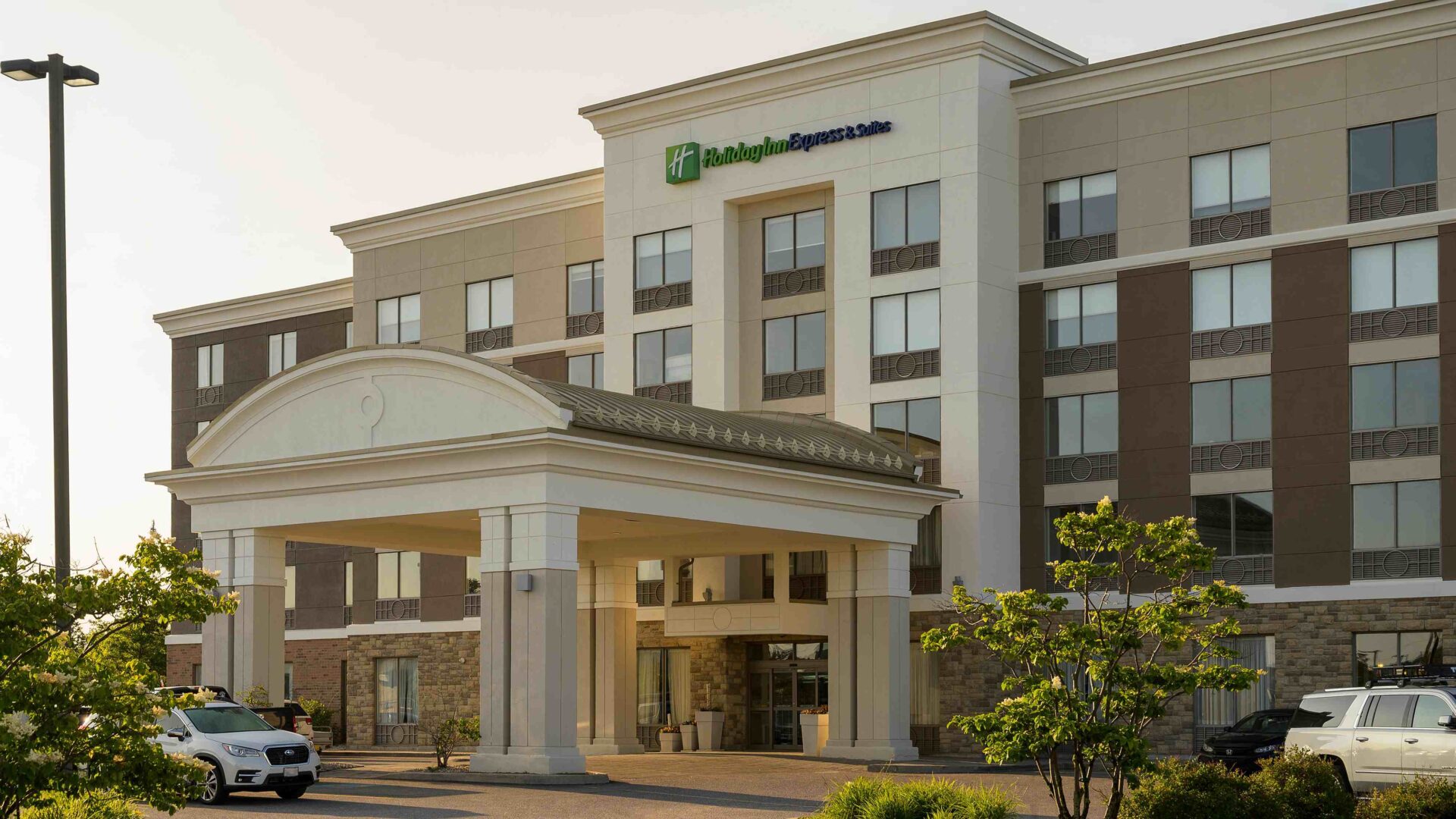 What You Need to Know About the Holiday Inn Express Pet Policy - Doggy ...